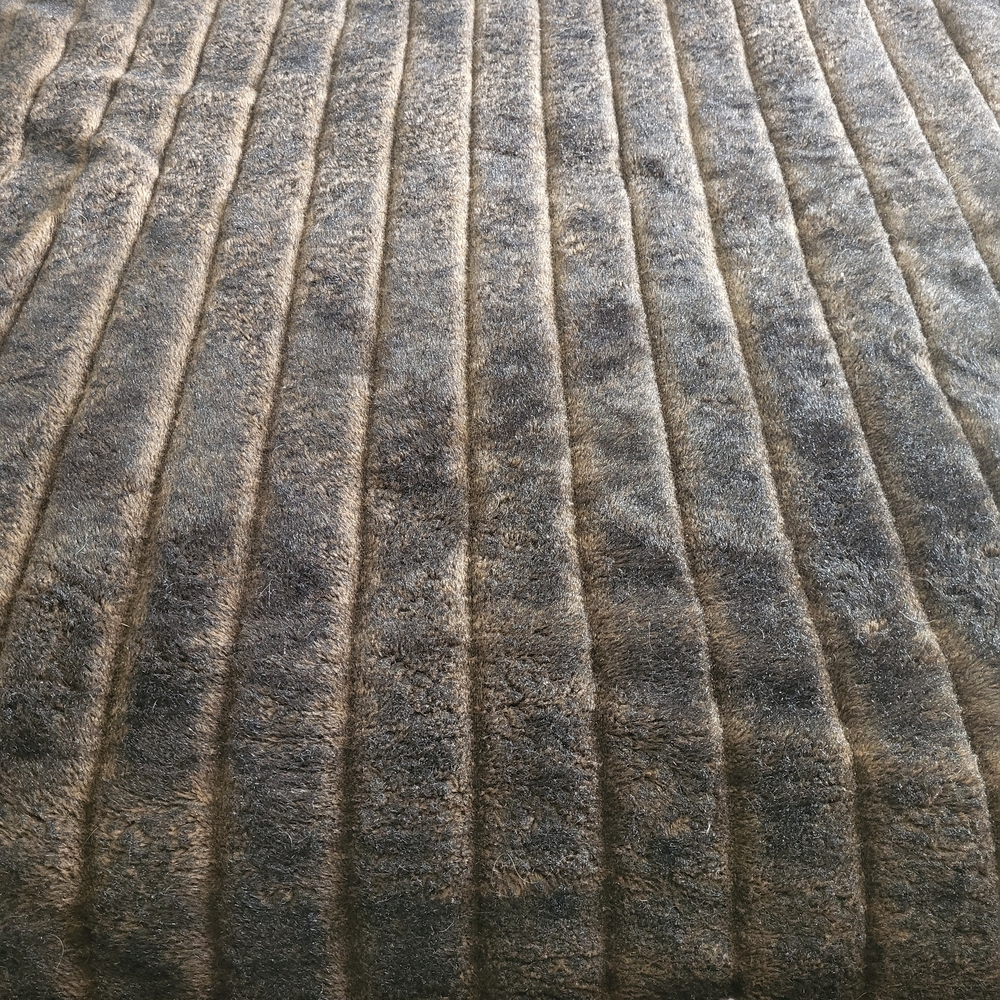 Donna Slayers Fabulous Furs Elegant Brown Faux Fur Throw